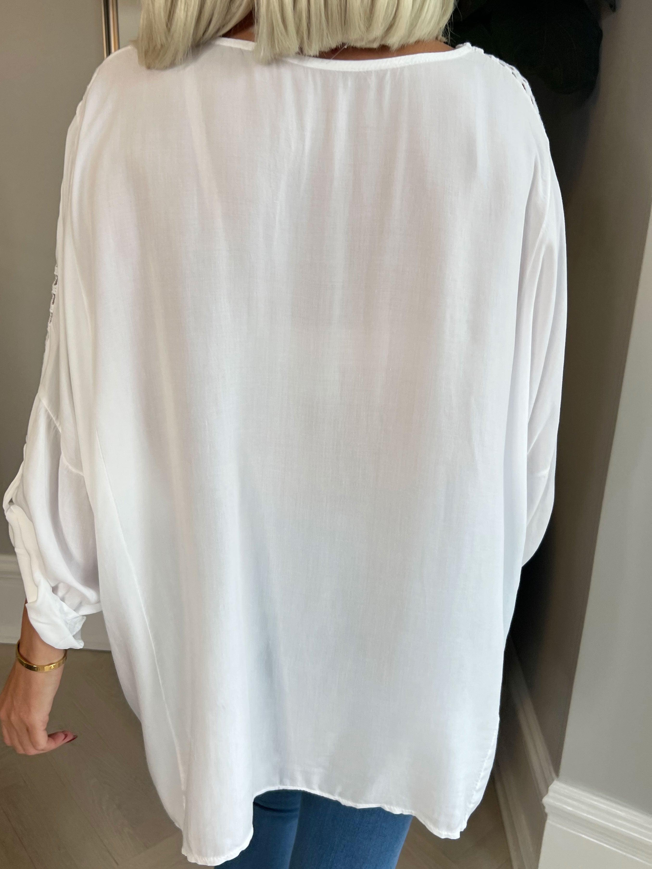 Flora - Söt viskosblus med broderi på ärmarna